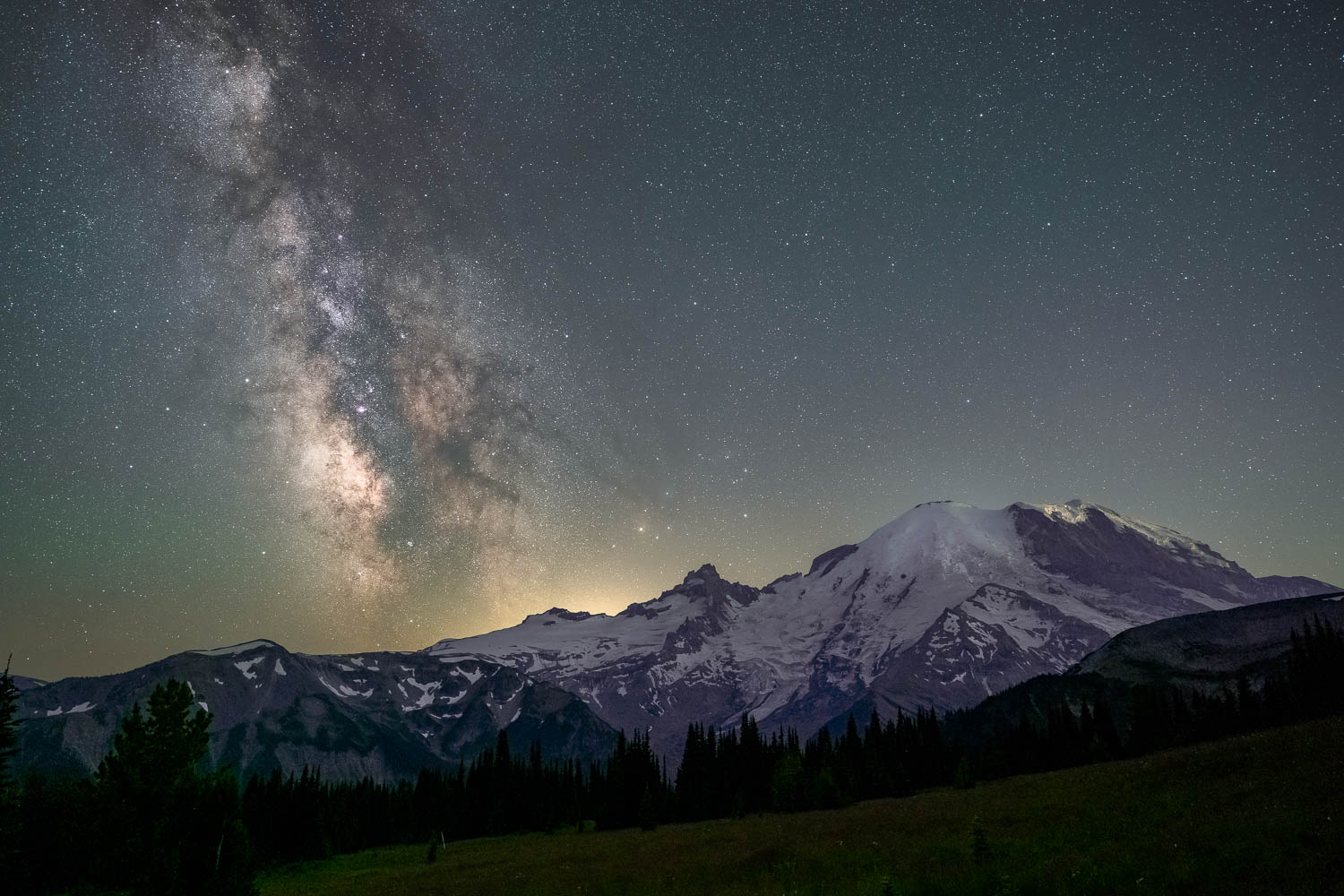 Mount-Rainier-Sunrise-Meadow-Milky-Way